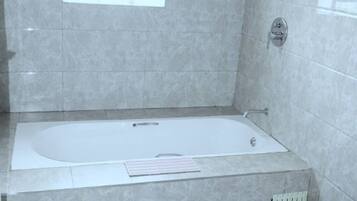 Dusj, håndklær, såpe og toalettpapir