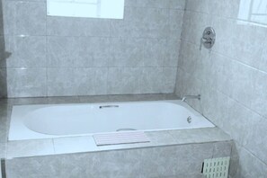 Douche, serviettes fournies, savon, papier toilette