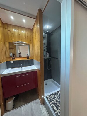 Dusche, Haartrockner, Handtücher