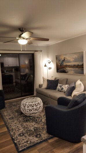 Smart TV - THE OCEANVIEW BEACHFRONT GETAWAY..steps to best beach & pool Hilton Head Island! (Hilton Head Island)