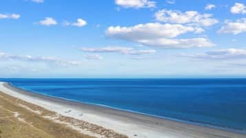 Na praia, espreguiçadeiras, toalhas de praia