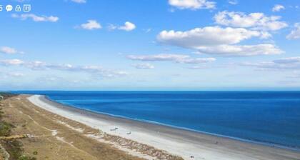 OCEANVIEW BEACH FRONT GETAWAY...steps to best beach & pool Hilton Head Island!