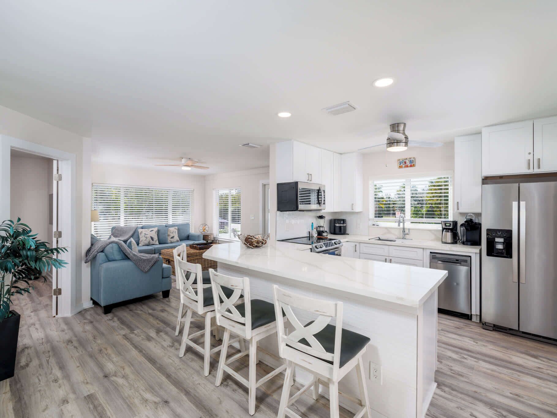 Frigorifero, microonde, forno, piano cottura