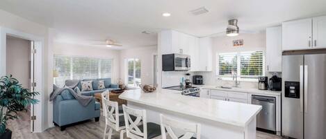 Frigorifero, microonde, forno, piano cottura