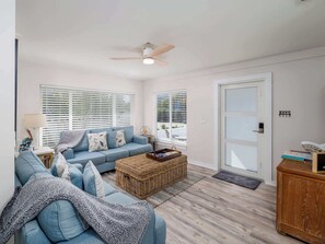 TV, offices - Beautiful Key Haven Home with Pool and Dock (Key West)