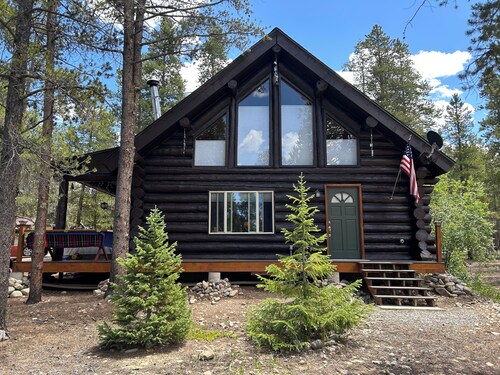 Gorgeous 1-bedroom plus loft cabin in historic Leadville perfect for a getaway!