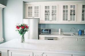 Een koelkast, een microgolfoven, een vaatwasser