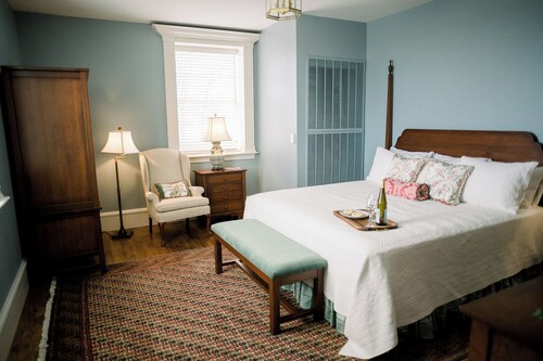 The Private's Suite: Elegant King Room in Heritage Estate