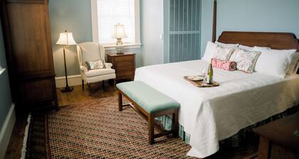 The Private's Suite: Elegant King Room in Heritage Estate