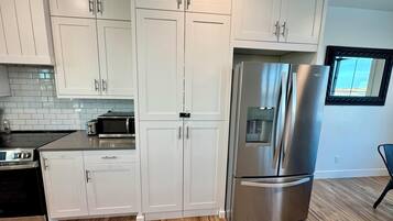 Kjøleskap, mikrobølgeovn, ovn og kokeplater