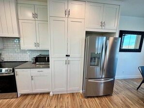 Kjøleskap, mikrobølgeovn, ovn og kokeplater