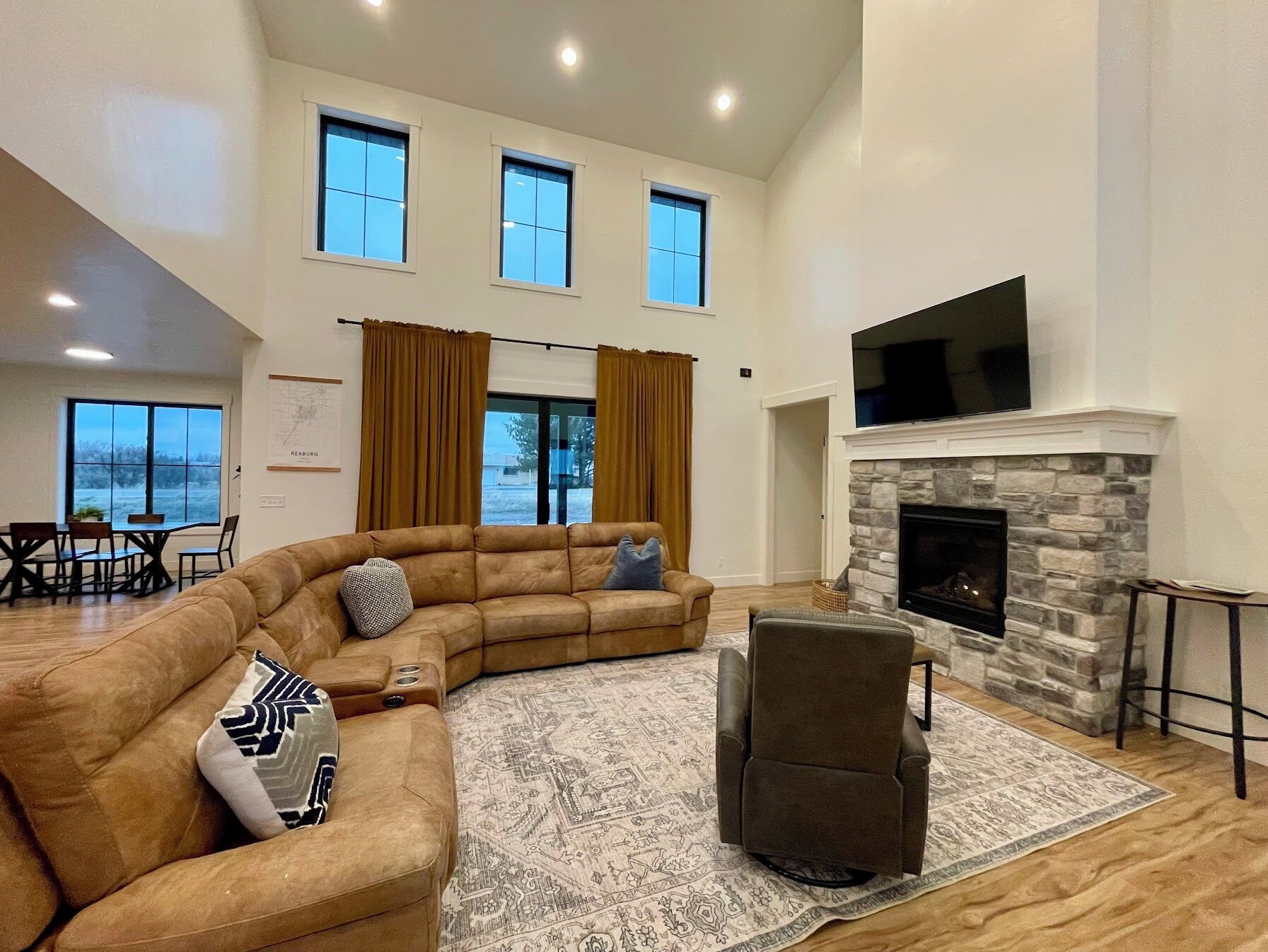 智能電視、壁爐、足球機