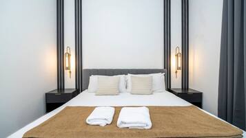 Desk, iron/ironing board, WiFi, bed sheets