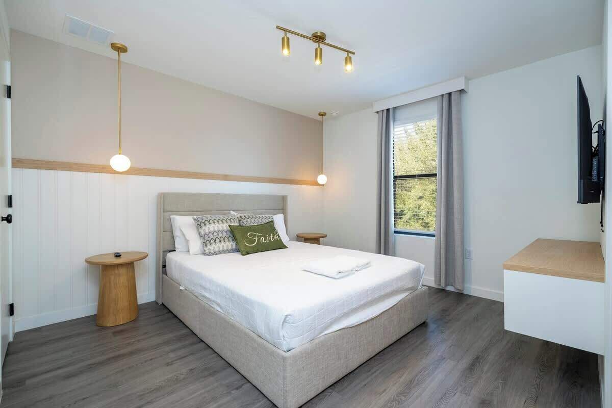 3 slaapkamers, een strijkplank/strijkijzer, wifi, beddengoed