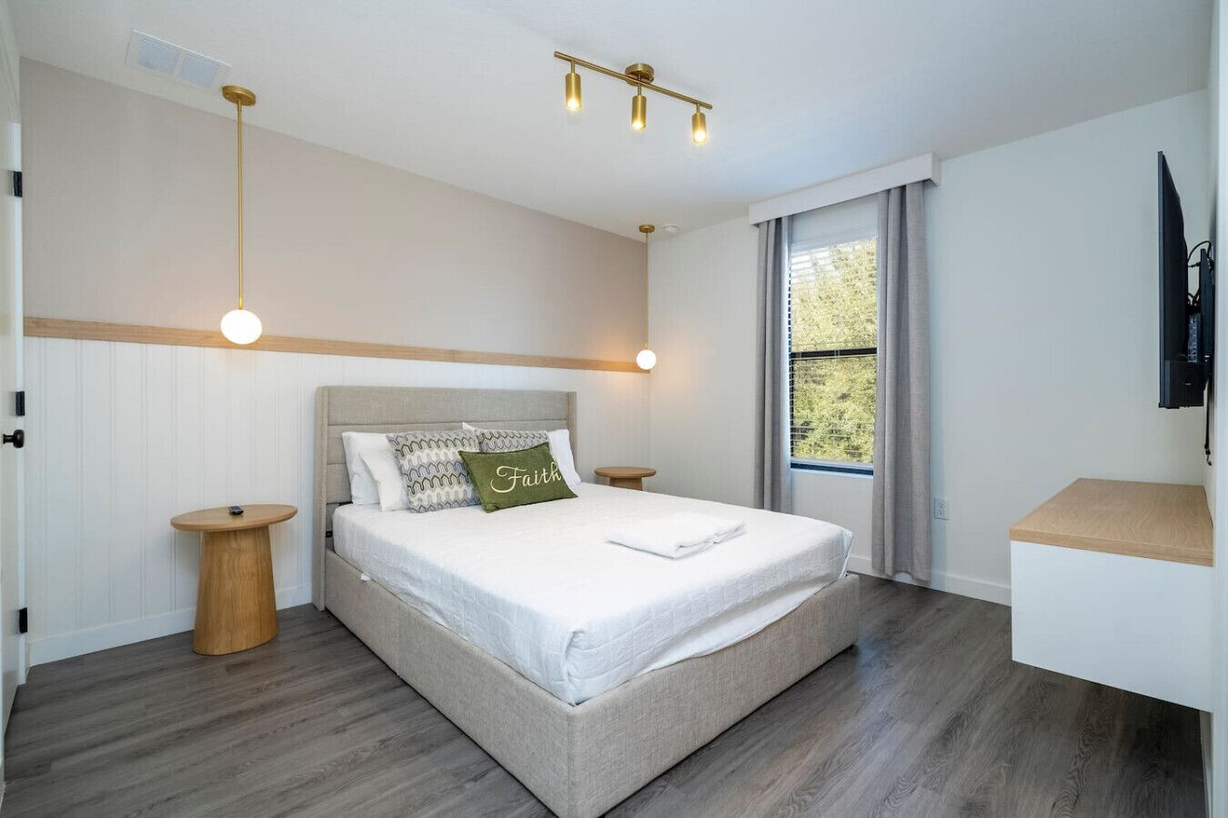 Desk, iron/ironing board, WiFi, bed sheets