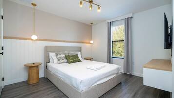 Desk, iron/ironing board, WiFi, bed sheets