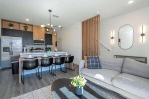 TV, video games, offices - Premium Location Near Disney Cozy Townhouse 3Bd (Orlando)