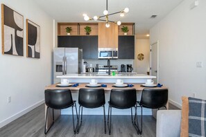 Fridge, microwave, oven, stovetop - Premium Location Near Disney Cozy Townhouse 3Bd (Orlando)