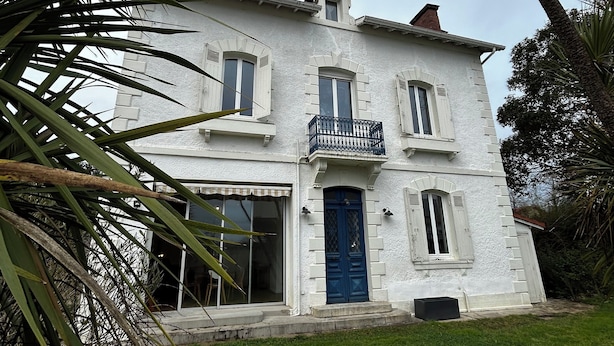 A white building with a blue door and windows, surrounded by greenery. - Mansion with swimming pool (Saint-Paul-lès-Dax)