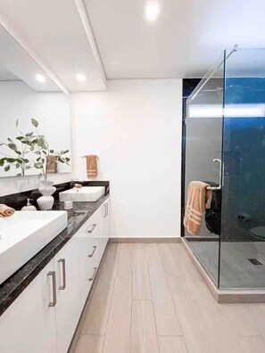 Shower, hair dryer, towels, soap - 102 Luxurious apartment, brand new, Ac included. (Zapopan)