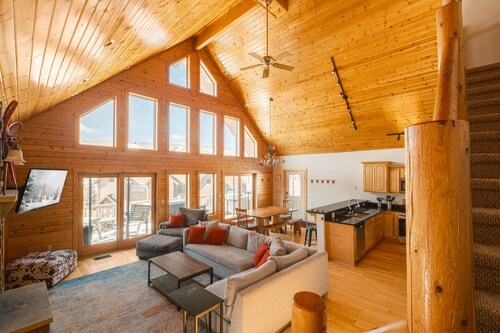 Timber Ridge Haven: 5BR Sleeps 14, Hot Tub, 5 Min to Wisp and Lake