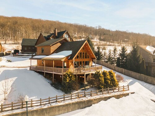 Timber Ridge Haven- Deep Creek Lake, 5BR Lodge with Wisp Views & Private Hot Tub