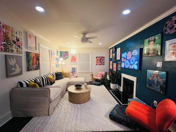 TV - The Color Retreat Perfect 3-bedroom house in charming Charlotte min.to Southend (Charlotte)