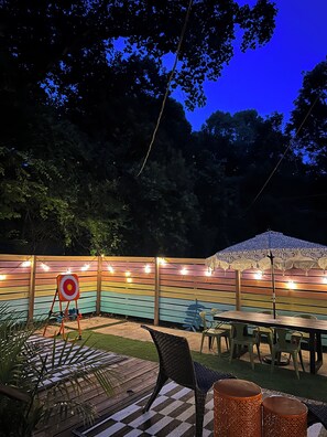 Outdoor dining - The Color Retreat Perfect 3-bedroom house in charming Charlotte min.to Southend (Charlotte)