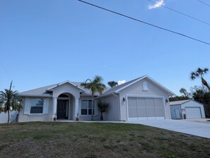 Exterior - Tropical Oasis, Heated Pool, 7 mi to Beach , Dining , Golf (Englewood)