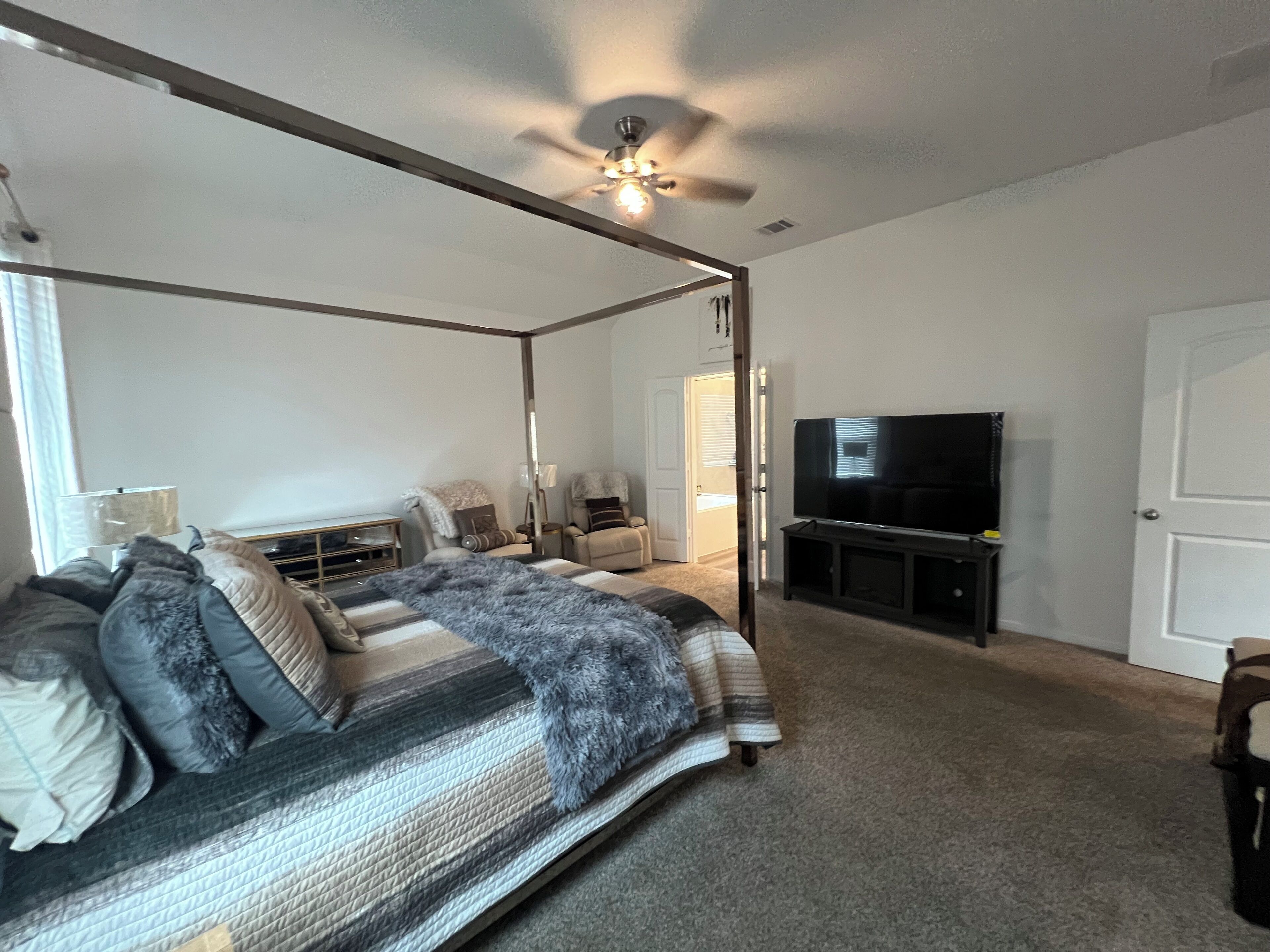 4 bedrooms, iron/ironing board, WiFi, bed sheets