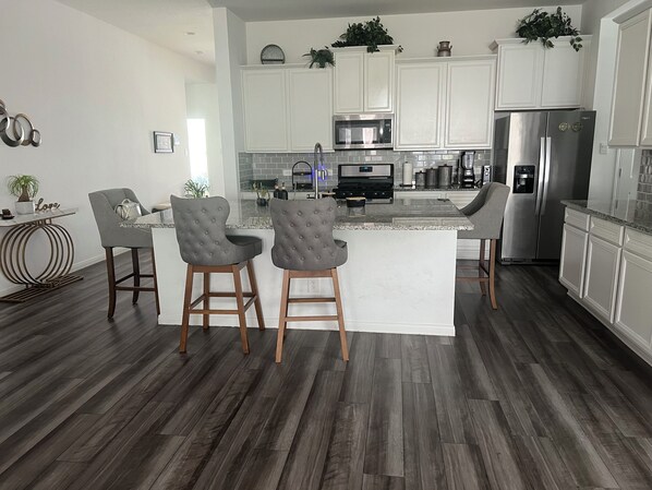 Microwave, oven, stovetop, dishwasher - Spacious 4-bedroom house in quaint Montgomery with AC (Montgomery)