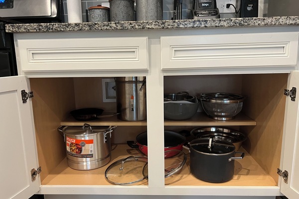 Een microgolfoven, een oven, een kookplaat, een vaatwasser