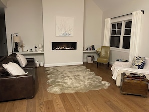 Living area - Walk to FIFA World Cup Boston Stadium. Free Parking. 1.9 miles. (Wrentham)