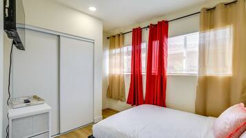 Strykejern/-brett, internettilgang og sengetøy