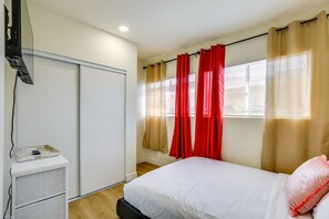 Strykejern/-brett, internettilgang og sengetøy