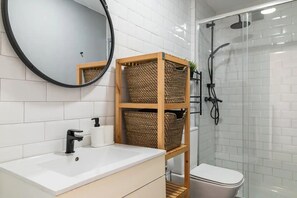 Douche, sèche-cheveux, serviettes fournies, savon
