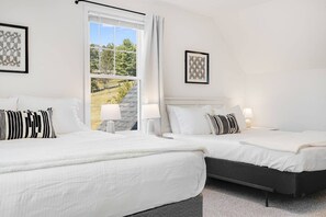 4 Schlafzimmer, Schreibtisch, Bügeleisen/Bügelbrett, Reisekinderbett