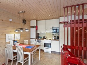 Fridge, microwave, dishwasher, cookware/dishes/utensils - Levin otava 2 by Interhome (Kittilä)