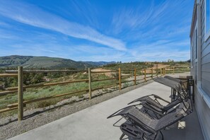 Terrace/patio - Winthrop Tiny Home | Methow Valley | Walk to Town (Winthrop)