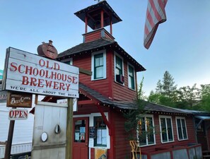 Ein rotes Gebäude mit einem Schild, auf dem 'Old Schoolhouse Brewery' steht.