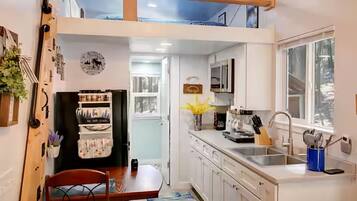 Refrigerador, microondas, cafetera/tetera, tetera/pava eléctrica