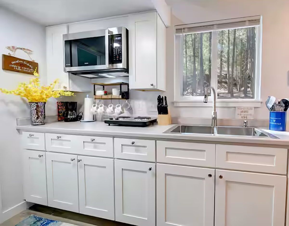 Een koelkast, een microgolfoven, een koffiezetapparaat/waterkoker