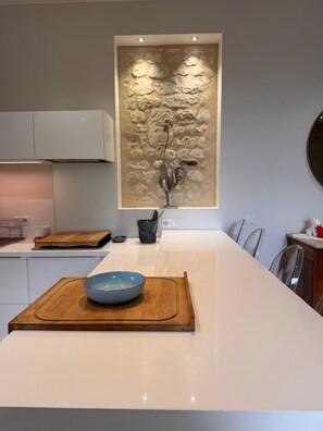 Fridge, microwave, oven, stovetop - Renovated barn with swimming pool in an atypical location- Unique stay at Futuroscope (Colombiers)