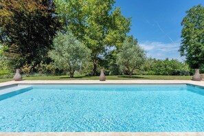 Outdoor pool - Renovated barn with swimming pool in an atypical location- Unique stay at Futuroscope (Colombiers)