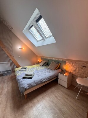 4 bedrooms, iron/ironing board, travel cot, free WiFi - Renovated barn with swimming pool in an atypical location- Unique stay at Futuroscope (Colombiers)