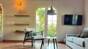 Hus, terrasse, hageutsikt | Oppholdsområde | Flatskjerm-TV