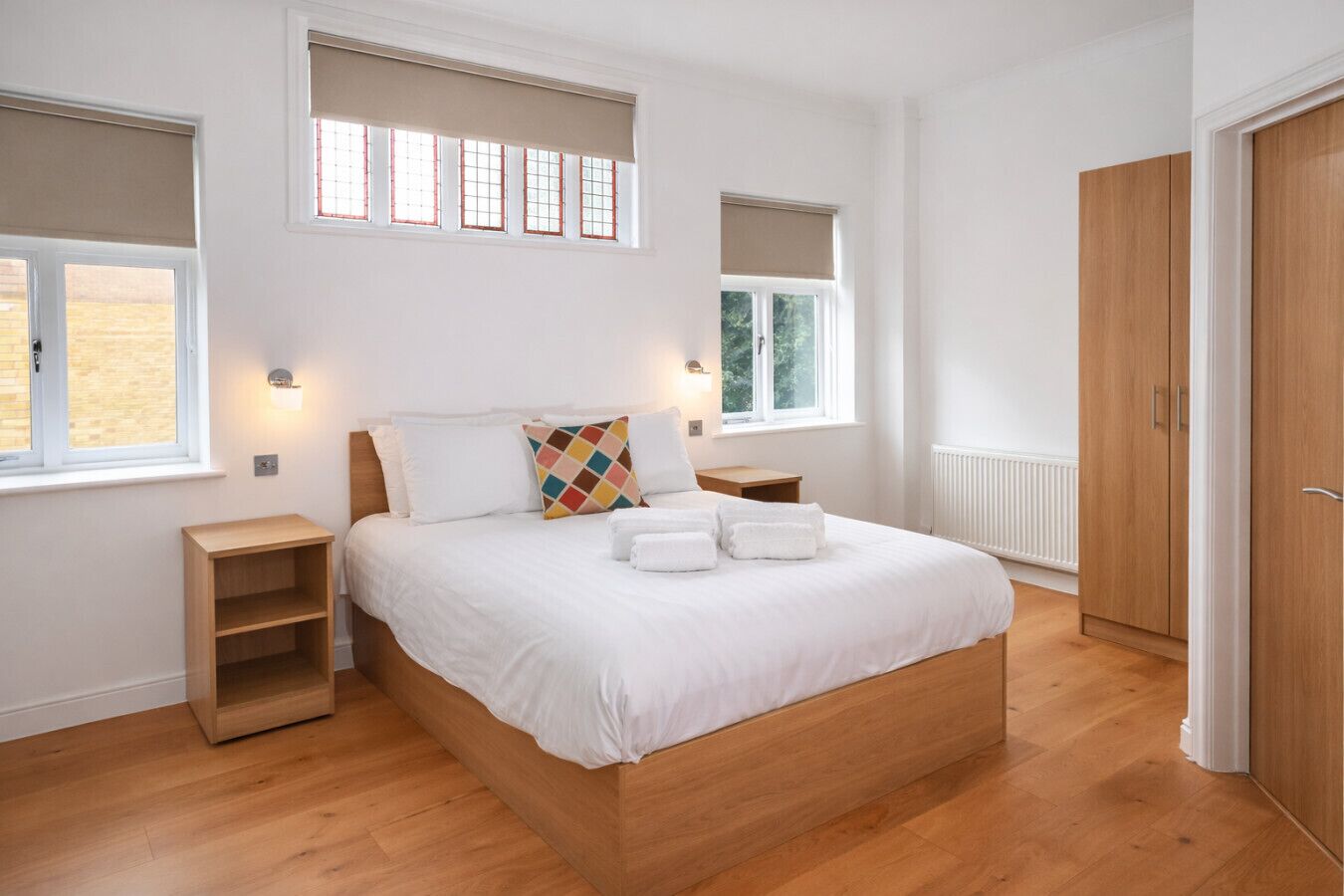 Tabla de planchar con plancha, cuna de viaje, wifi y ropa de cama 