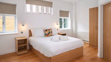 Tabla de planchar con plancha, cuna de viaje, wifi y ropa de cama