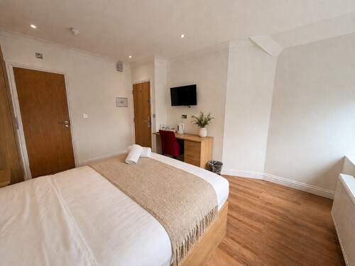 Double Room with Private Bathroom @ The Gables Aparthotel