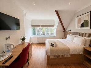 1 bedroom, iron/ironing board, travel cot, WiFi - Double Room with Private Bathroom @ The Gables Aparthotel (Leicester)